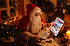 Дед Мороз читает письма из электронного ящика