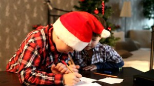 Дети пишут письмо Деду Морозу