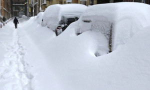 Автомобили завалило снегом