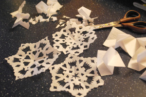Снежинки из бумаги
