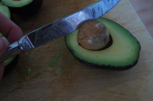 Извлечение косточки из авокадо