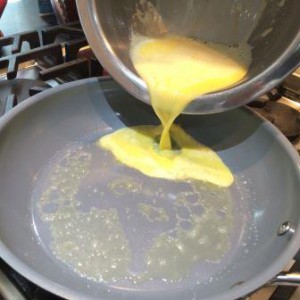 Вливание молока и яиц в разогретую сковороду