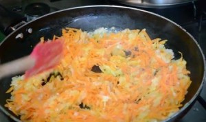 Обжарьте морковь с луком на сковороде для солянки