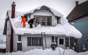 Уборка снега с крыши дома
