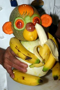 Фигура из фруктов и овощей